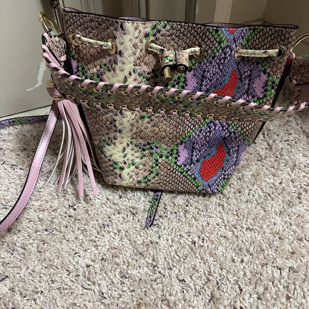 Cross body… I only used a couple times in great condition.